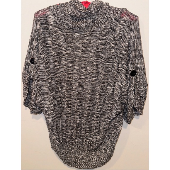 Grey and White Short Sleeved Buttoned Shawl - Picture 7 of 12